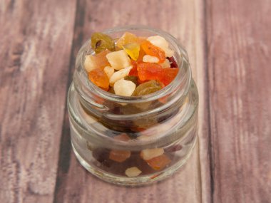 Karışık kuru meyve parçaları