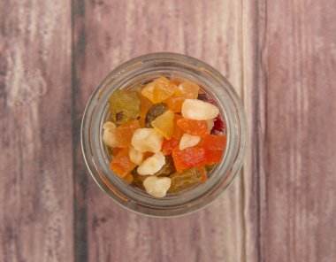 Karışık kuru meyve parçaları