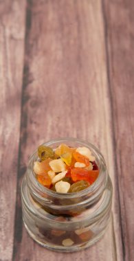 Karışık kuru meyve parçaları