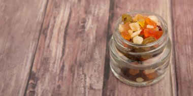 Karışık kuru meyve parçaları