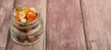 Karışık kuru meyve parçaları