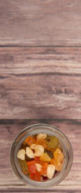 Karışık kuru meyve parçaları