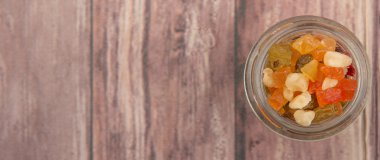 Karışık kuru meyve parçaları