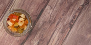 Karışık kuru meyve parçaları