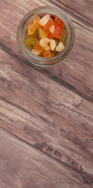 Karışık kuru meyve parçaları