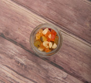 Karışık kuru meyve parçaları