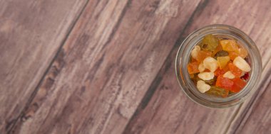 Karışık kuru meyve parçaları