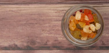 Karışık kuru meyve parçaları