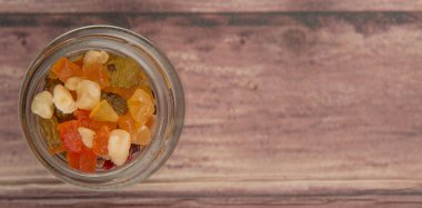 Karışık kuru meyve parçaları