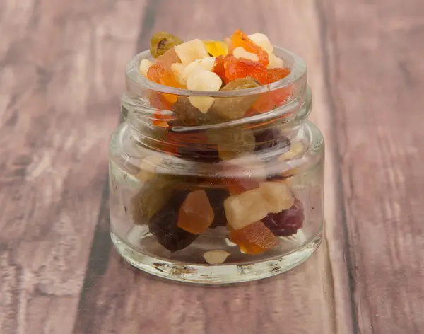 Karışık kuru meyve parçaları