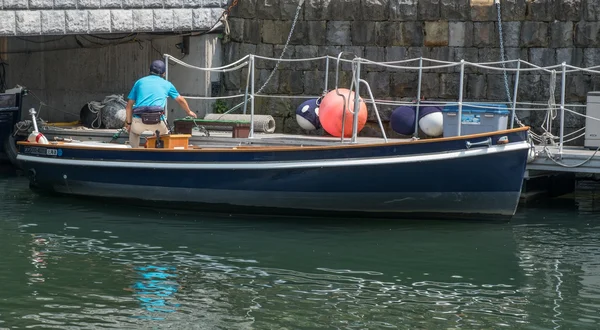 그의 보트에서 미확인된 boatmen — 스톡 사진