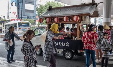 Katılımcılar Shibuya Mukoshi (taşınabilir tapınak) geçit töreninde