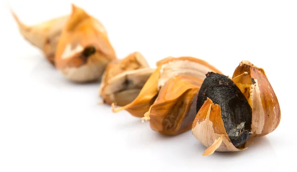 Caramelized cloves of black garlic — Stock Photo, Image