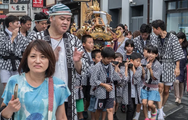 Teilnehmer an der Shibuya mukoshi (tragbarer Schrein) Parade — Stockfoto