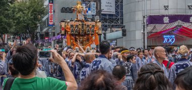 Katılımcılar Shibuya Mukoshi (taşınabilir tapınak) geçit töreninde