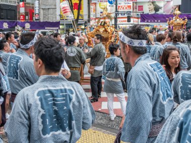 Katılımcılar Shibuya Mukoshi (taşınabilir tapınak) geçit töreninde