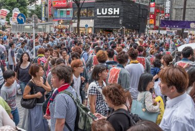 Katılımcılar Shibuya Mukoshi (taşınabilir tapınak) geçit töreninde