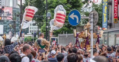 Katılımcılar Shibuya Mukoshi (taşınabilir tapınak) geçit töreninde
