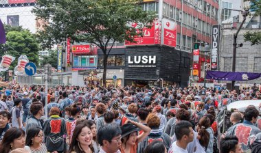 Katılımcılar Shibuya Mukoshi (taşınabilir tapınak) geçit töreninde