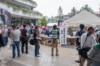 Genel Tokyo Tokyo yıllık afet tatbikatı katılan genel