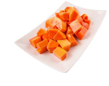 ısırık büyüklüğünde papaya meyve beyaz plaka üzerinde