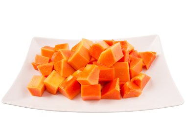 ısırık büyüklüğünde papaya meyve beyaz plaka üzerinde