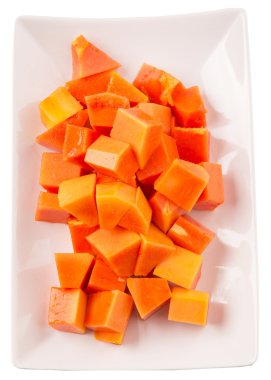 ısırık büyüklüğünde papaya meyve beyaz plaka üzerinde