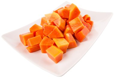 Beyaz arka plan üzerinde beyaz tabakta ısırık büyüklüğünde papaya meyve