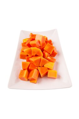 ısırık büyüklüğünde papaya meyve beyaz plaka üzerinde