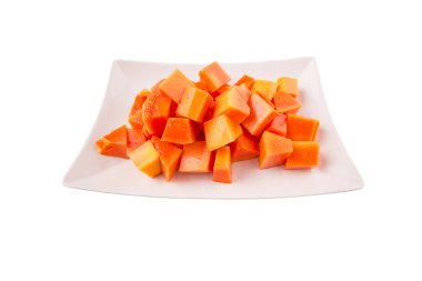 ısırık büyüklüğünde papaya meyve beyaz plaka üzerinde