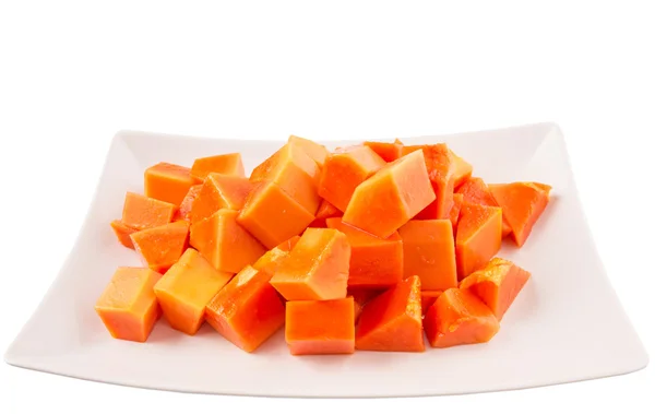 ısırık büyüklüğünde papaya meyve beyaz plaka üzerinde