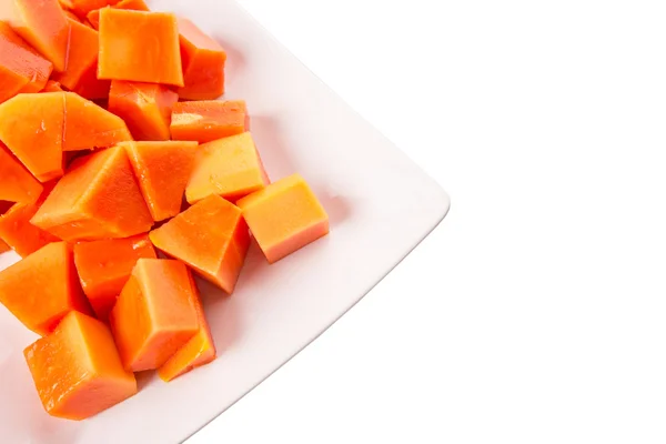Bite wielkości owoców papai na białym talerzu — Zdjęcie stockowe