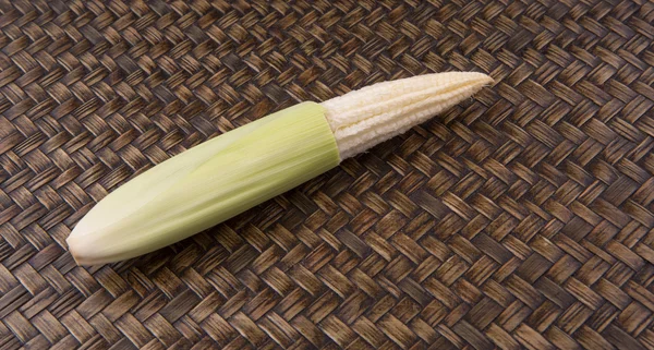Bebé maíz en mimbre —  Fotos de Stock