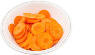 beyaz zemin üzerinde bir kaseye doğranmış havuç