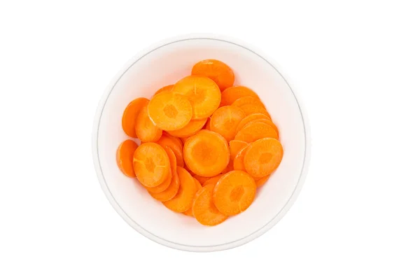 切碎的胡萝卜 在一个碗里 在白色的背景 — 图库照片