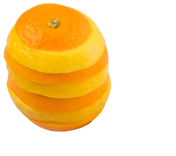 オレンジやレモンのフルーツ スライス白い背景の上にレイヤーします — ストック写真