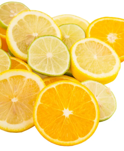 Πορτοκαλιές Λεμονιές Και Ασβέστη Φέτες Στρώμα Πάνω Από Λευκό Φόντο — Φωτογραφία Αρχείου