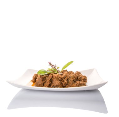 sığır eti rendang, beyaz arka plan üzerinde beyaz tabakta popüler geleneksel malay yemeği