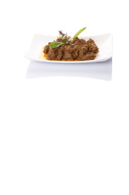 sığır eti rendang, beyaz arka plan üzerinde beyaz tabakta popüler geleneksel malay yemeği