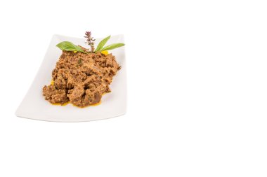 sığır eti rendang, beyaz arka plan üzerinde beyaz tabakta popüler geleneksel malay yemeği