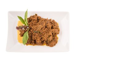 sığır eti rendang, beyaz arka plan üzerinde beyaz tabakta popüler geleneksel malay yemeği