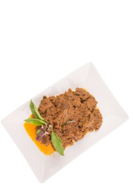 sığır eti rendang, beyaz arka plan üzerinde beyaz tabakta popüler geleneksel malay yemeği