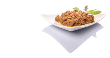 sığır eti rendang, beyaz arka plan üzerinde beyaz tabakta popüler geleneksel malay yemeği