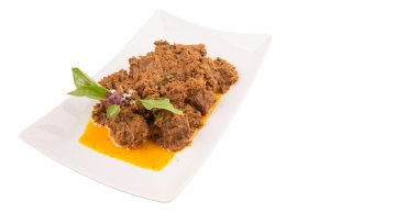 sığır eti rendang, beyaz arka plan üzerinde beyaz tabakta popüler geleneksel malay yemeği