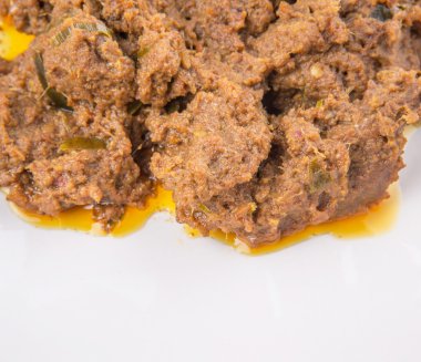 sığır eti rendang, beyaz arka plan üzerinde beyaz tabakta popüler geleneksel malay yemeği