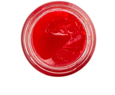 bir şişe beyaz zemin üzerine çilek reçeli