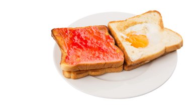 sahanda yumurta ve çilek reçeli ile tost ekmeği