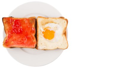 sahanda yumurta ve çilek reçeli beyaz plaka ile tost ekmeği