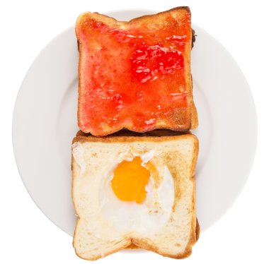 sahanda yumurta ve çilek reçeli ile tost ekmeği