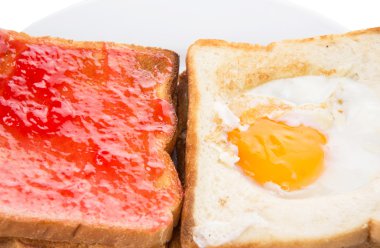 sahanda yumurta ve çilek reçeli ile tost ekmeği